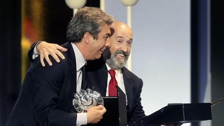 Preisverleihung mit Slapstick: Der spanische Schauspieler Javier Camara (r) and sein argentinischer Kollege Ricardo Darin bei der Verleihung der "Concha de Plata" für den Film "Truman" bei der Abschlussgala des 63. Filmfests San Sebastian am Samstagabend. 