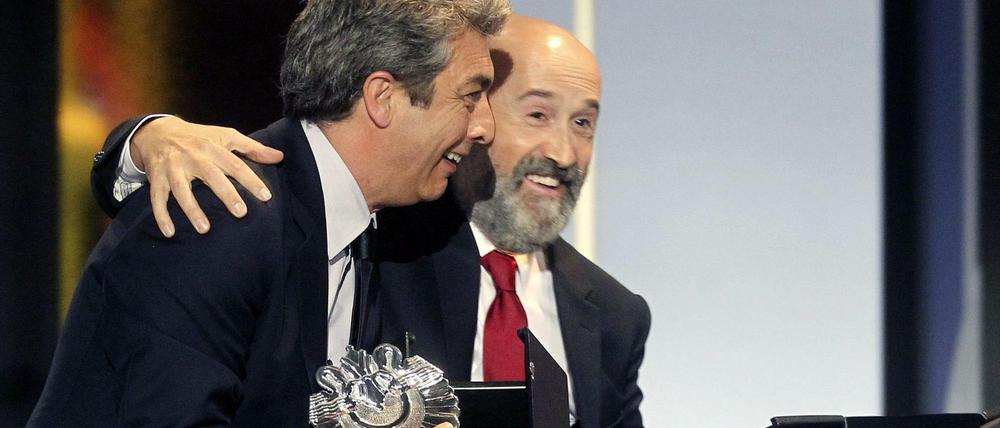 Preisverleihung mit Slapstick: Der spanische Schauspieler Javier Camara (r) and sein argentinischer Kollege Ricardo Darin bei der Verleihung der "Concha de Plata" für den Film "Truman" bei der Abschlussgala des 63. Filmfests San Sebastian am Samstagabend. 