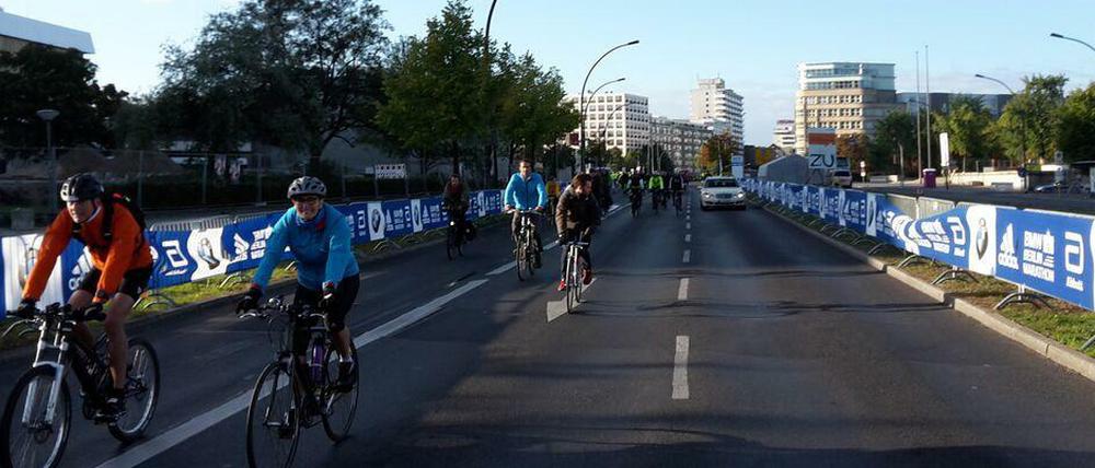 Und von hinten drängelt die Taxe ... Die Marathon-Radler auf der Potsdamer Straße in Berlin-Tiergarten