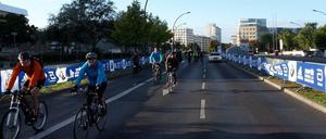 Und von hinten drängelt die Taxe ... Die Marathon-Radler auf der Potsdamer Straße in Berlin-Tiergarten 