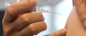 Kleiner Pieks, großer Schutz? Bei der Grippeimpfung ist die Treffsicherheit nicht garantiert. 