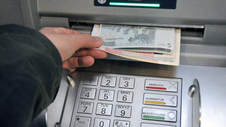 Das Abheben an Automaten fremder Institute wird teurer.
