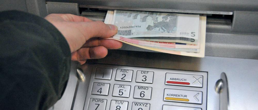Das Abheben an Automaten fremder Institute wird teurer.