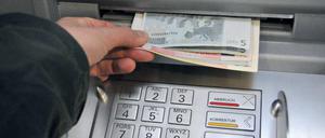 Das Abheben an Automaten fremder Institute wird teurer.