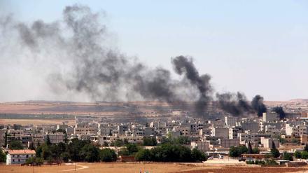 ARCHIV - ILLUSTRATION - A picture taken from the Turkish side of the border shows smoke rising after renewed attack by Islamic State in Kobane, Syria, 25 June 2015. EPA/STR (zu dpa «Zwei mutmaßliche IS-Kämpfer aus Wolfsburg vor Gericht» vom 02.08.2015) +++(c) dpa - Bildfunk+++