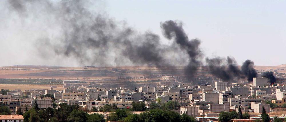 ARCHIV - ILLUSTRATION - A picture taken from the Turkish side of the border shows smoke rising after renewed attack by Islamic State in Kobane, Syria, 25 June 2015. EPA/STR (zu dpa «Zwei mutmaßliche IS-Kämpfer aus Wolfsburg vor Gericht» vom 02.08.2015) +++(c) dpa - Bildfunk+++