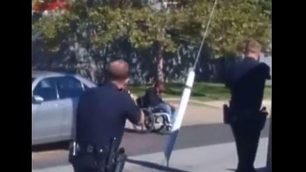 Polizisten in den USA erschießen einen Schwarzen im Rollstuhl, weil er angeblich bewaffnet gewesen sein soll. Ein Video des Vorfalls ist bei Youtube zu finden.