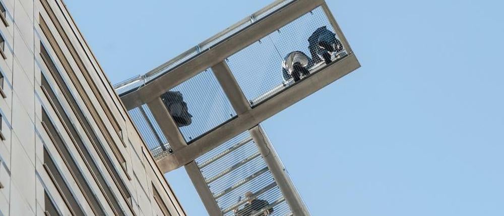 Besucher auf dem Balkon des neuen Marzahner "Skywalks".