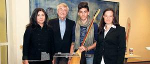 Hatice Akyün mit Gerd Appenzeller, dem jungen syrischen Musiker Jamil Amin und Viola Winterstein von der Johanniter Unfallhilfe (v.l.n.r.)