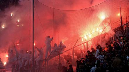 Kölner Fans zünden Pyrotechnik an. Am Dienstag begann in Köln ein Prozess gegen drei Kölner Ultra-Fans wegen des Angriffs auf einen Fanbus von Borussia Mönchengladbach auf der A3 im Jahr 2012. Die Männer sind teils wegen besonders schweren Landfriedensbruchs, teils wegen Nötigung angeklagt. 