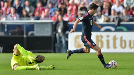 „Natürlich bin ich sehr zufrieden mit Robert, aber ein Trainer will immer mehr als Toreschießen“, sagte Guardiola über seinen Angreifer Robert Lewandowski (r.).