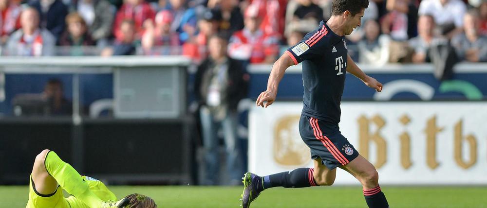 „Natürlich bin ich sehr zufrieden mit Robert, aber ein Trainer will immer mehr als Toreschießen“, sagte Guardiola über seinen Angreifer Robert Lewandowski (r.).