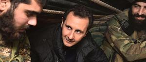 Syriens Präsident Baschar al-Assad im Gespräch mit Soldaten.