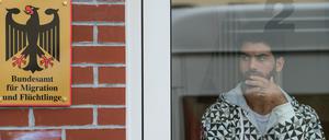 Weniger als eine Woche nach dem Bund-Länder-Gipfel zur Flüchtlingskrise hat das Bundeskabinett am Dienstag ein umfangreiches Gesetzespaket mit Änderungen im Asylrecht beschlossen.