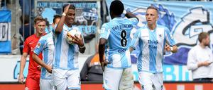 Den Favoriten geärgert: Münchens Rubin Okotie (li.) jubelt mit Rodnei De Lima (m.) und Marius Wolf (r.) über seinen Treffer zum 2:2