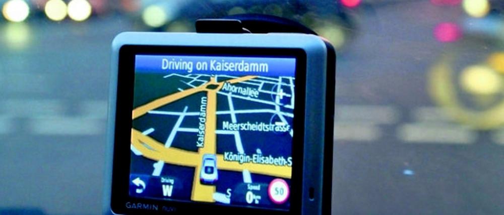Hilft das Navi oder verwirrt es nur? Ein Auto unterwegs auf dem Berliner Kaiserdamm.