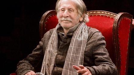 George Tabori auf rotem Stuhl