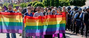 Der diesjährige Kiew Pride und seine Polizeieskorte.
