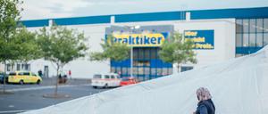 In einem ehemaligen Baumarkt in Heidenau wurden Flüchtlinge untergebracht. Im Ort randalierten Rechtsradikale.