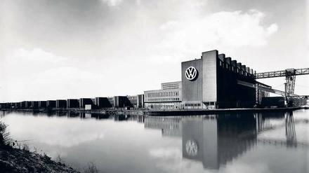 Wolfsburg 1958. Eine der früheren Aufnahmen von Heinrich Heidersberger: Blick über den Mittellandkanal auf das alte Kraftwerk, noch ohne Schornsteine.