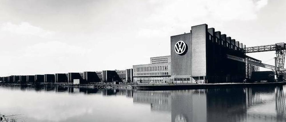 Wolfsburg 1958. Eine der früheren Aufnahmen von Heinrich Heidersberger: Blick über den Mittellandkanal auf das alte Kraftwerk, noch ohne Schornsteine.