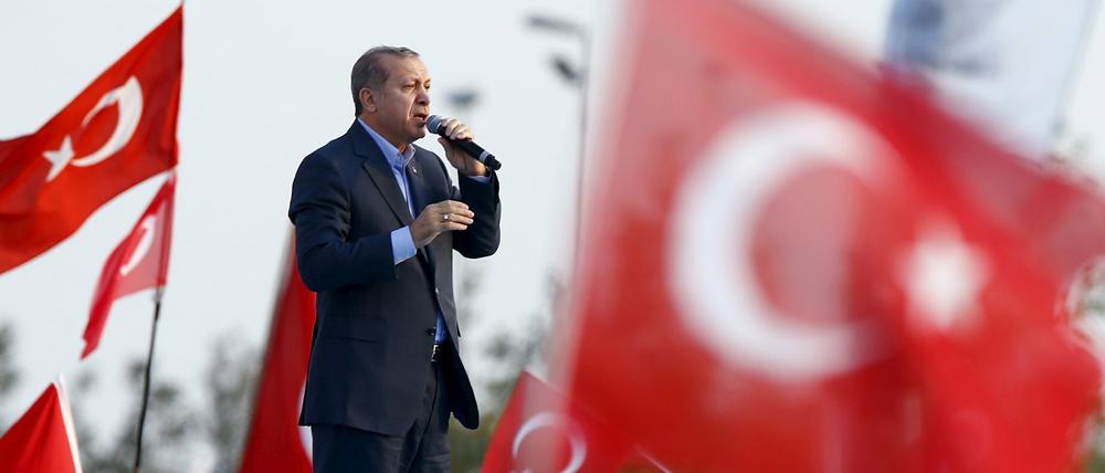 Geht es doch nur mit Assad? Der türkische Präsident Erdogan hat seine Meinung in der Syrien-Frage geändert - und damit den Widerspruch des Außenministers provoziert.