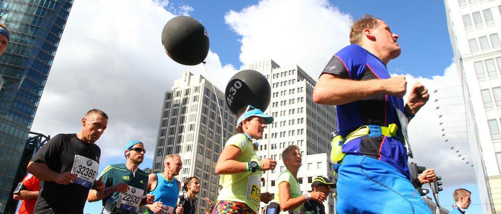 Läufer(innen) und anfeuernde Zuschauer beim 42. Berlin-Marathon 2015.