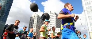 Läufer(innen) und anfeuernde Zuschauer beim 42. Berlin-Marathon 2015.