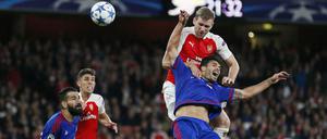 Per Mertesacker gewinnt zwar dieses Kopfballduell aber nicht das Spiel gegen Olympiakos.