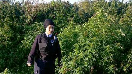 Eine Polizeibeamtin im "Cannabis-Wald" im Südwesten Londons.