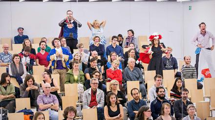 Die Akteure sitzen in den Werkstätten mitten zwischen den Zuschauern