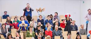 Die Akteure sitzen in den Werkstätten mitten zwischen den Zuschauern