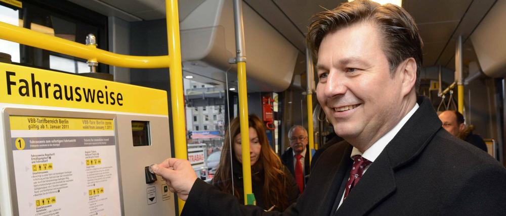 Er hat gut lachen. Der Sozialdemokrat Andreas Geisel hat auf sozialverträgliche Tarife für Bus und Bahn zu achten. Als Verkehrssenator ist er wiederum auf ausreichend Geld für Bus- und Bahnverkehr angewiesen.