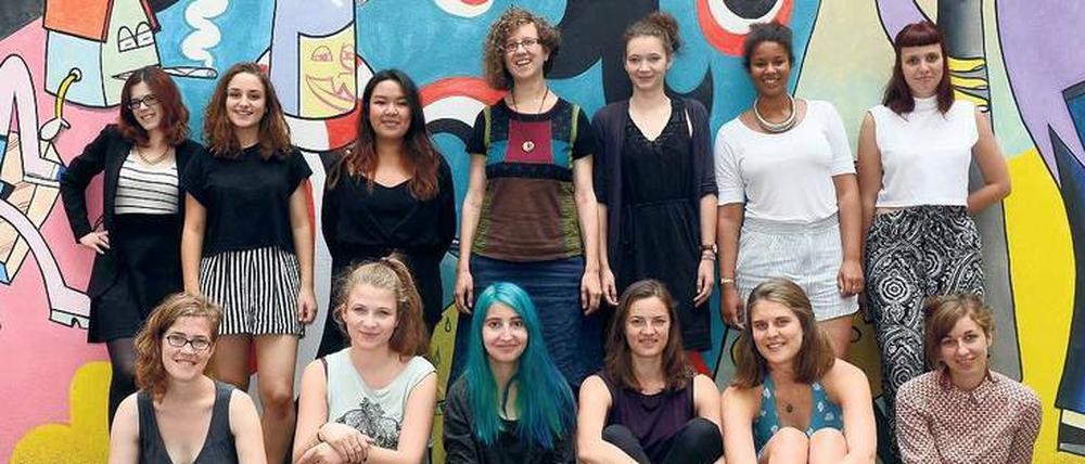 Workshop vor buntem Hintergrund. Das Programm „Medienvielfalt, anders“ der Böll-Stiftung fördert junge Migrantinnen und Migranten, die journalistisch arbeiten möchten. Der Tagesspiegel ist Medienpartner und hat die Stipendiatinnen und andere Nachwuchsjournalistinnen zum Seminar eingeladen. 