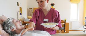 Auf Pflege angewiesen. Bis 2030 muss Berlin 14 000 zusätzliche Heimplätze bereitstellen, haben Forscher errechnet. 