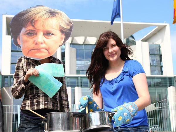 ohanna Uekermann protestiert 2013 mit den Jusos vor dem Kanzleramt gegen die Einführung des Betreuungsgelds.