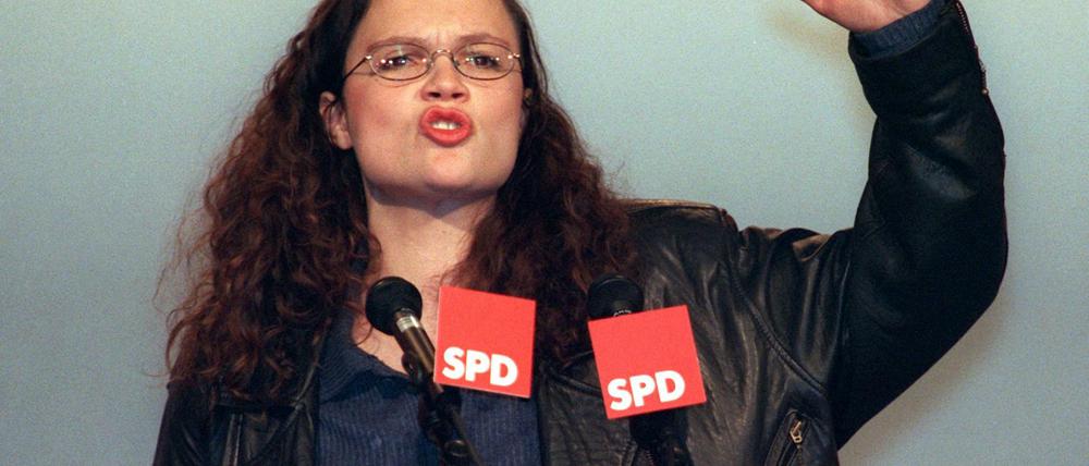 Jung, links, kämpferisch - so kennt man Andreas Nahles als ehemalige Vorsitzende der Jusos, hier ein Bild aus dem Jahr 1996. Die heutige Bundesarbeitsministerin war wohl die Juso-Chefin mit dem größten und nachhaltigsten Einfluss in der SPD. Und vielleicht wird sie irgendwann einmal auch mit Hilfe der Jusos und der SPD-Linken Kanzlerkandidatin.
