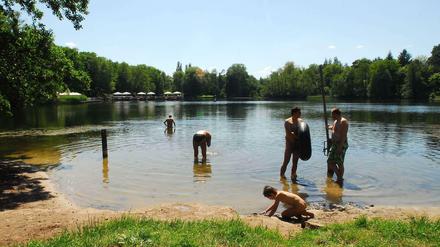 Badende im Halensee in Berlin.