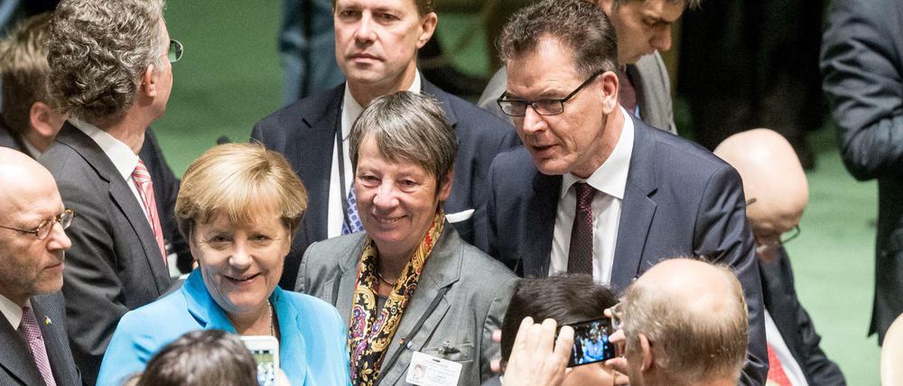 Bundeskanzlerin Angela Merkel (CDU) ist mit Umweltministerin Barbara Hendricks (SPD) und Entwicklungsminister Gerd Müller (CSU) zum Nachhaltigkeitsgipfel nach New York geflogen.
