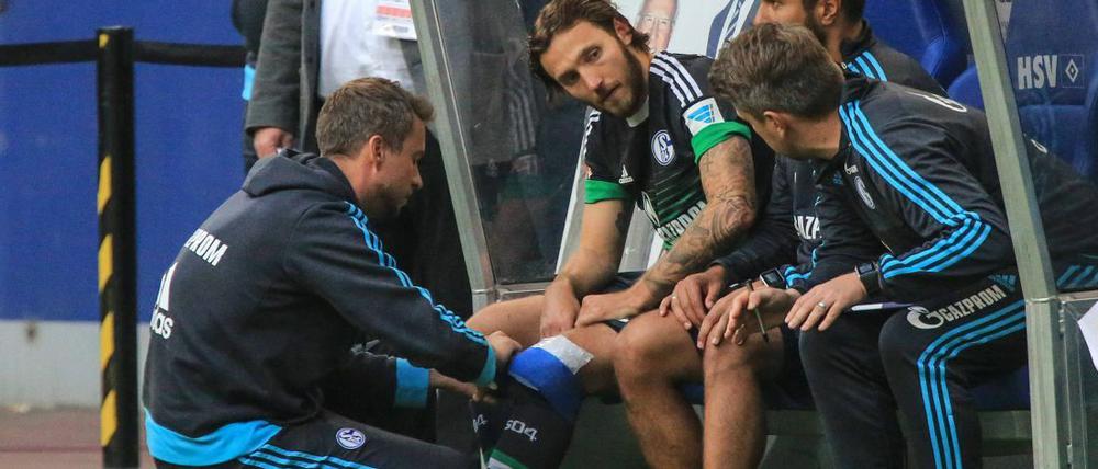 Vor der Diagnose: Marco Höger auf der Schalker Bank im Spiel beim Hamburger SV.
