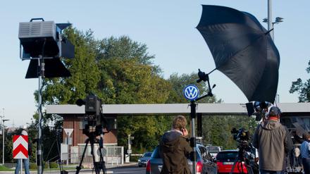 Journalisten und TV-Teams berichten über den VW-Skandal aus Wolfsburg. 