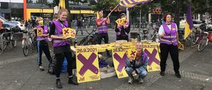 Vor dem S-Bahnhof in Köpenick warben Aktivist:innen der Initiative „Deutsche Wohnen und Co enteignen“am Samstag bei Fußballfans auf dem Weg ins Stadion für den Volksentscheid.