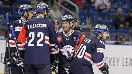 Micki DuPont (2.v.r.) erzielte in der Verlängerung den Siegtreffer für die Eisbären in Krefeld.