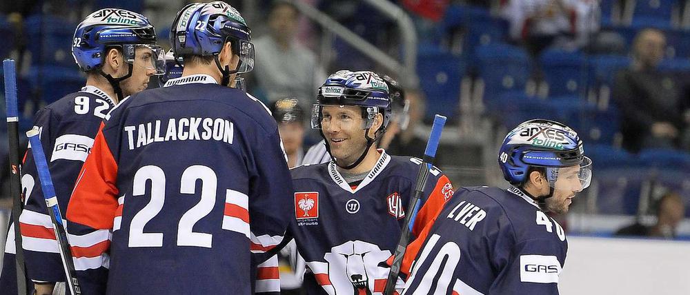Micki DuPont (2.v.r.) erzielte in der Verlängerung den Siegtreffer für die Eisbären in Krefeld.