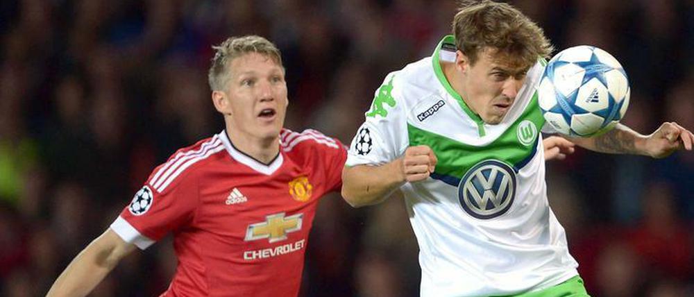 Nationalspieler unter sich. Bastian Schweinsteiger fürchtet sich vor Max Kruses Kopfball.