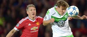 Nationalspieler unter sich. Bastian Schweinsteiger fürchtet sich vor Max Kruses Kopfball.