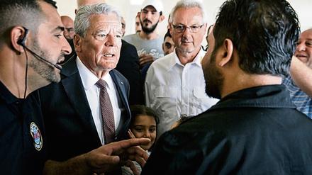 Bundespräsident Joachim Gauck Ende August in einer Erstaufnahmestelle für Flüchtlinge in Berlin-Wilmersdorf. 