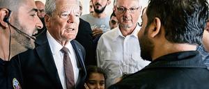 Bundespräsident Joachim Gauck Ende August in einer Erstaufnahmestelle für Flüchtlinge in Berlin-Wilmersdorf.