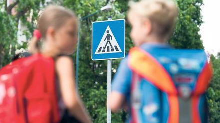 Auf geht’s. Kinder auf ihrem Weg zur Schule. 