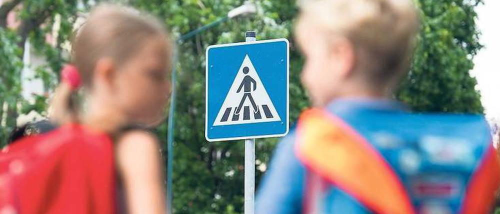 Auf geht’s. Kinder auf ihrem Weg zur Schule.